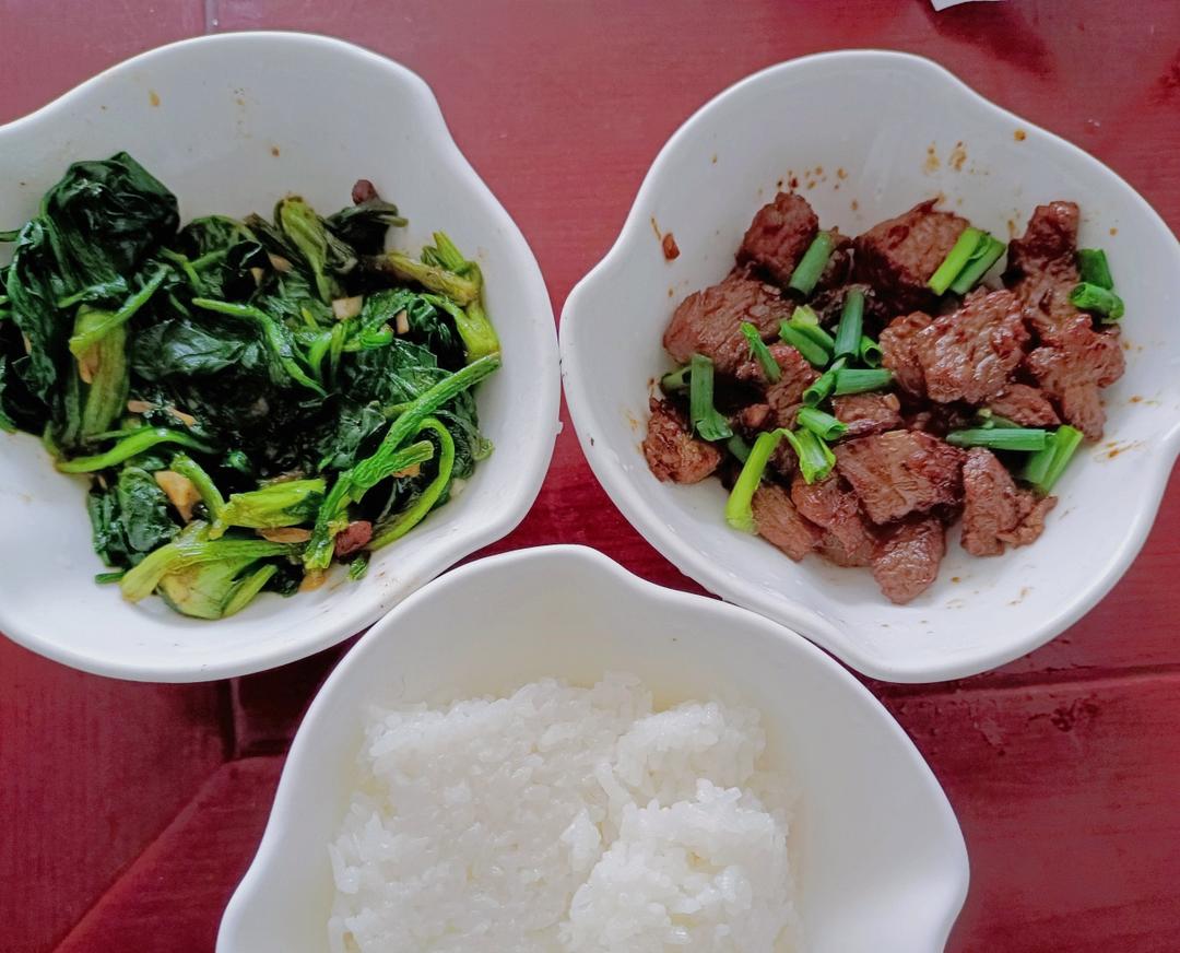 不涩口又嫩的清炒菠菜