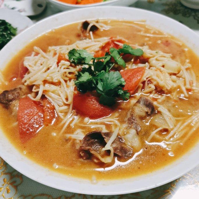 【金针菇番茄肥牛锅】