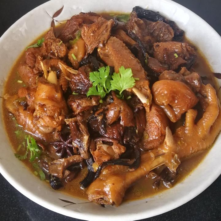 原创东北名菜铁锅炖大公鸡炖蘑菇