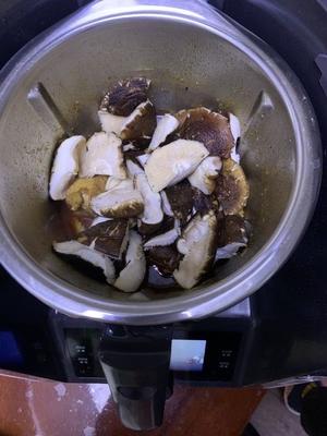 米博烧出鲜嫩多汁的香菇滑鸡的做法 步骤3