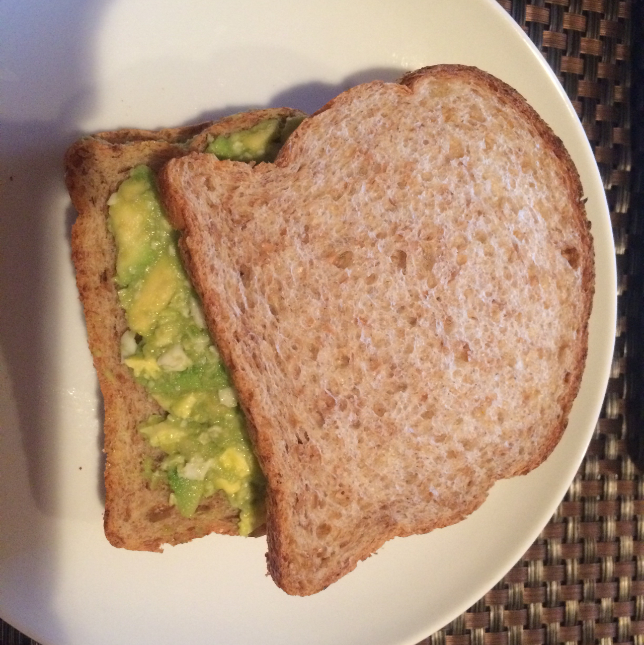 牛油果鸡蛋三明治