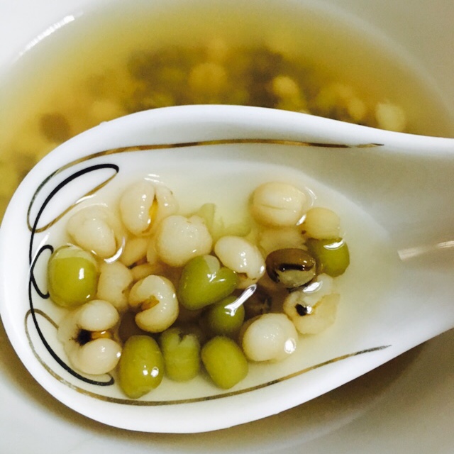 来一碗翠翠蛋做的绿豆薏仁汤