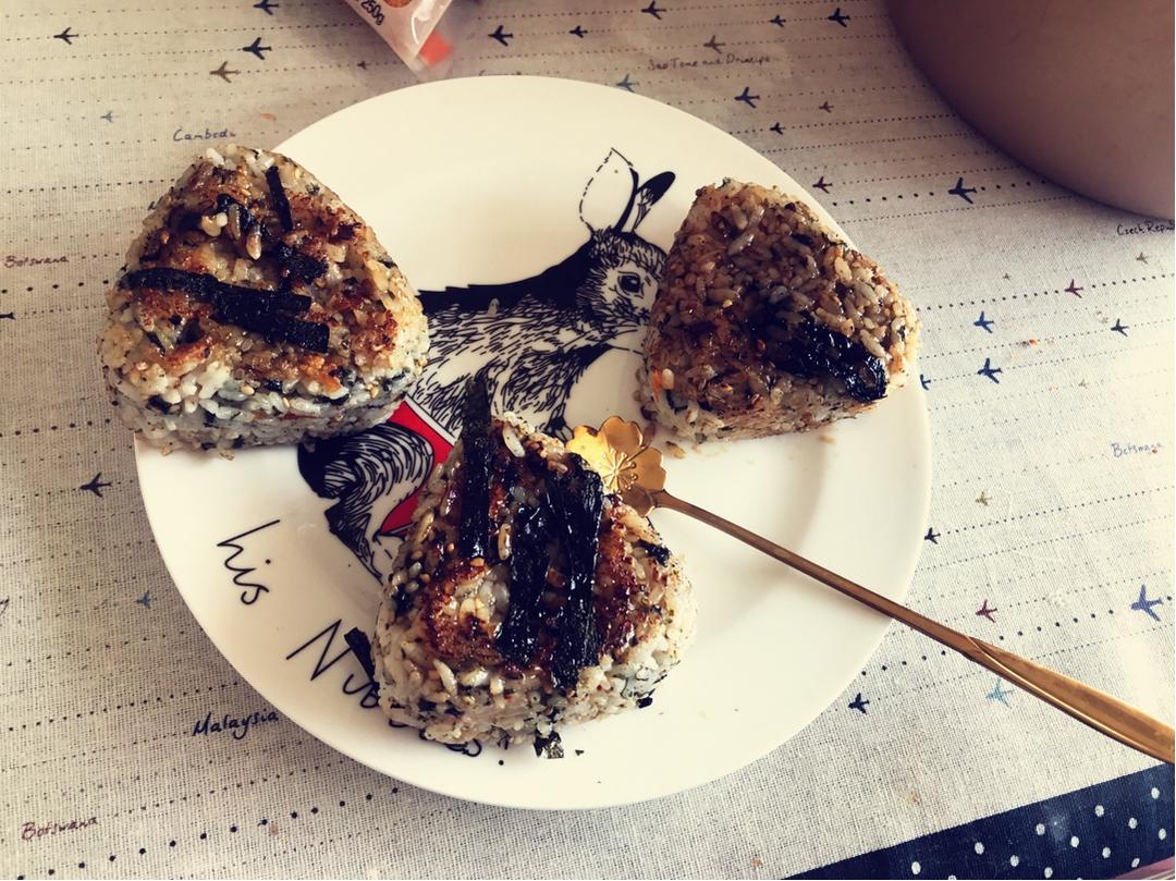 剩米饭的神仙吃法，肉松酱油烤饭团，平底锅就能做哦～