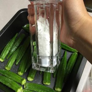 盐烤秋葵的做法 步骤3
