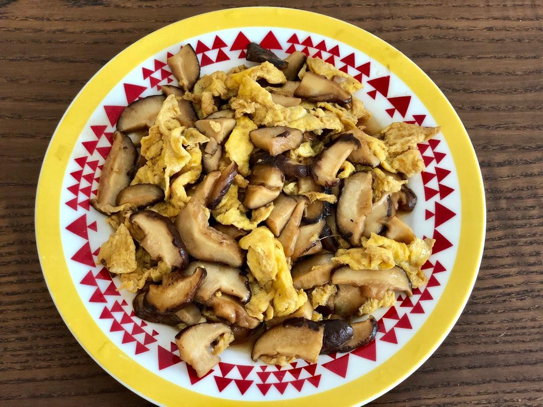 铝饭盒里的香菇炒鸡蛋