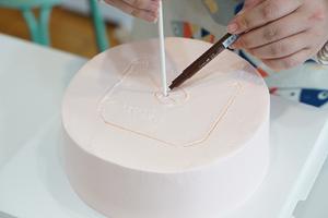 花篮蛋糕(含裱花、编花篮、双层蛋糕固定方法)的做法 步骤3