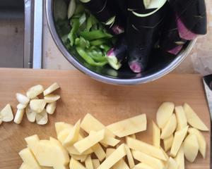 茄子炖土豆（夏季清爽水炖菜）的做法 步骤1