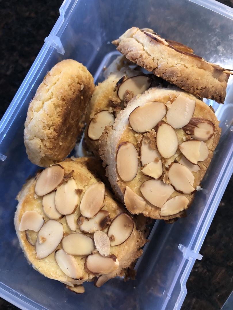 酥的掉渣的杏仁曲奇饼干