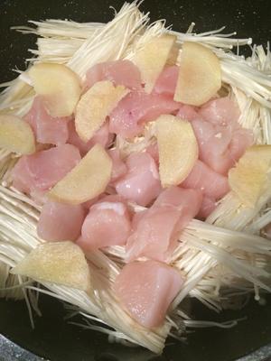 卷心菜菌菇炖鸡肉的做法 步骤2