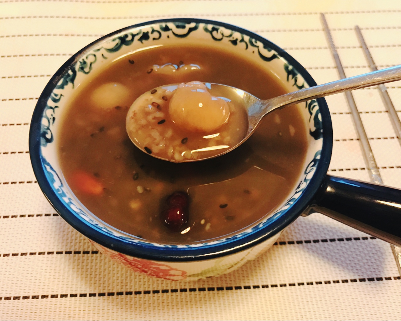 红枣桂圆枸杞黑芝麻养颜粥的做法