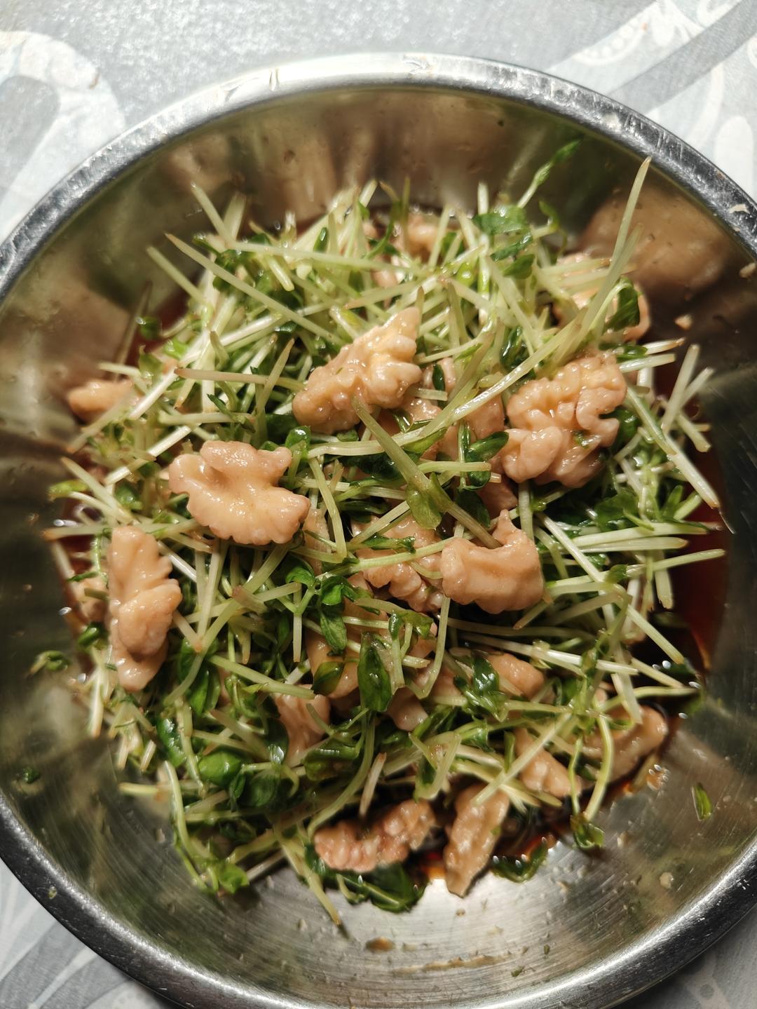 凉拌桃仁豌豆苗——益智爽口凉拌菜