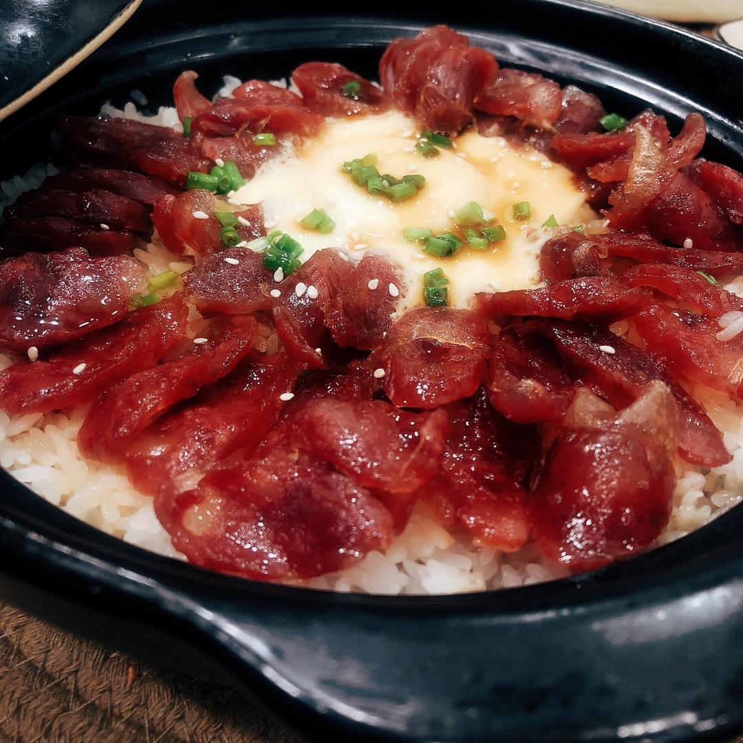 广式腊味煲仔饭