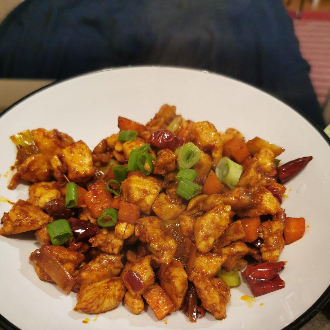 〈宫保鸡丁〉，小时候最爱的菜之一，郫县豆瓣酱版。欣小厨 😉