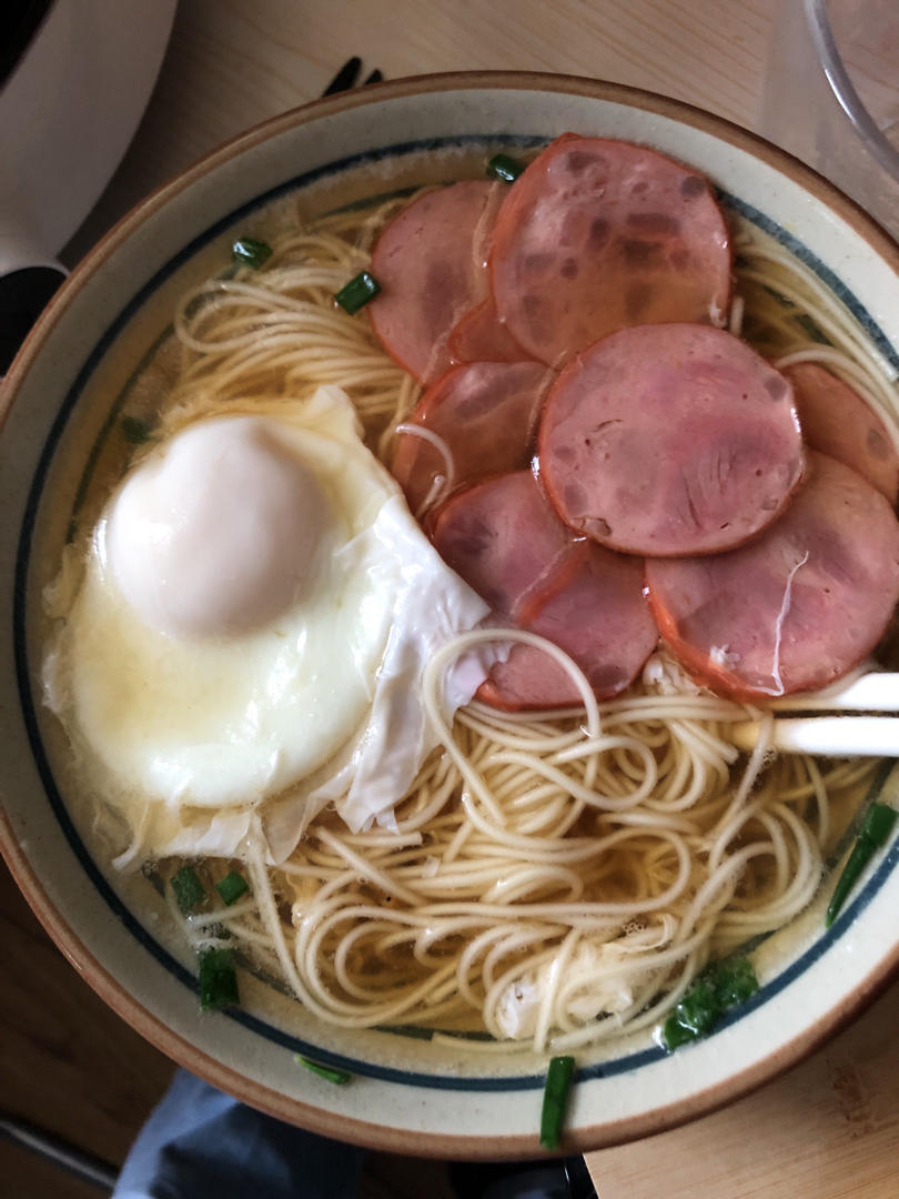 冬天，下班回家吃碗热汤面，暖心暖胃舒服