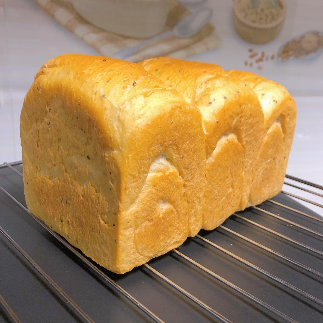 mio不胖胖做的奇亚籽谷物燕麦吐司一次性发酵