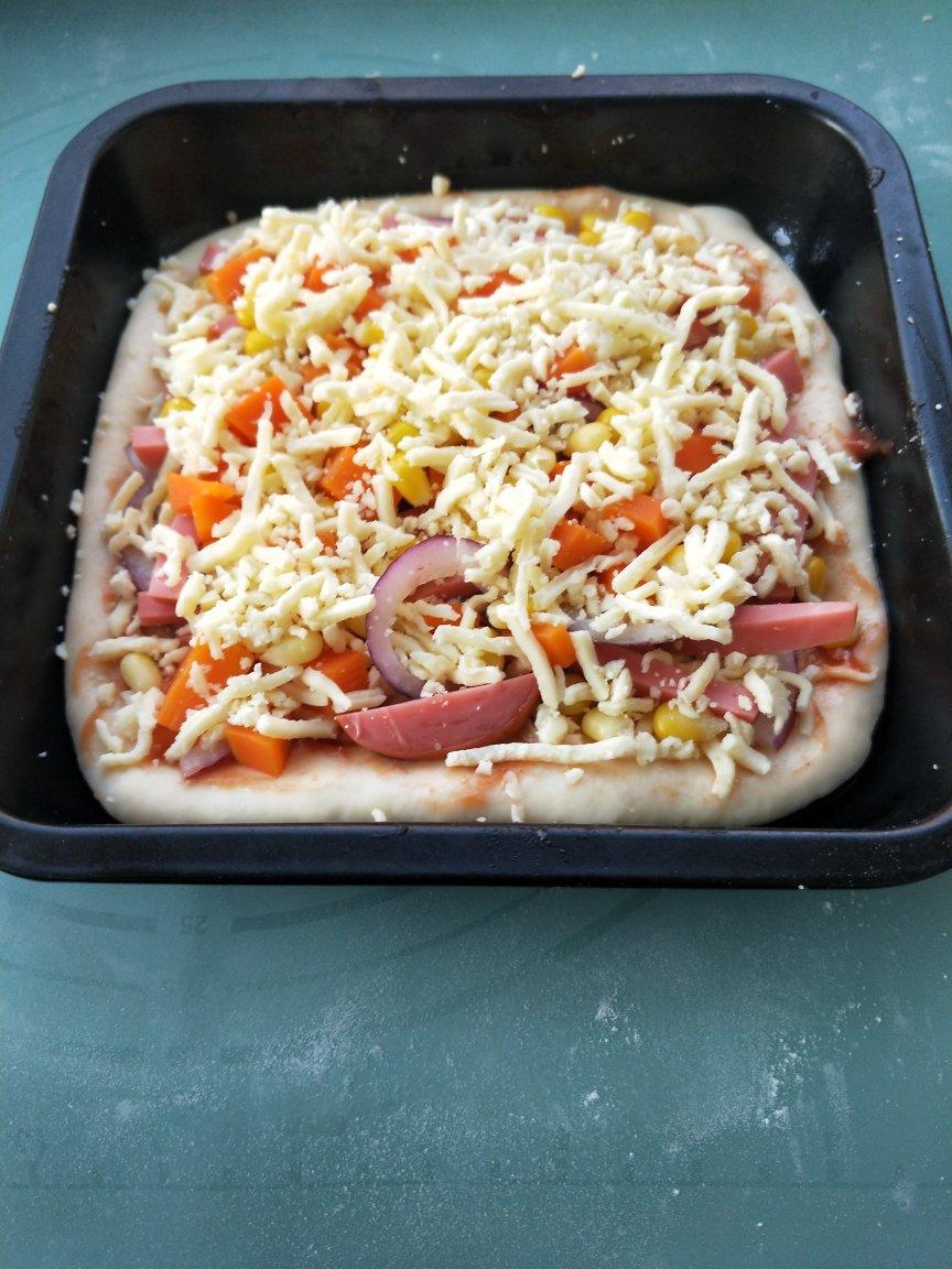 含宣软饼皮做法、自己在家也能做出馅料十足、超拉丝的美味诱人披萨