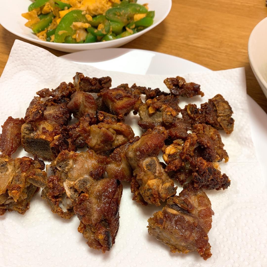 我家排骨从不红烧，加一些大蒜，出锅香喷喷，孩子吃完舔手指