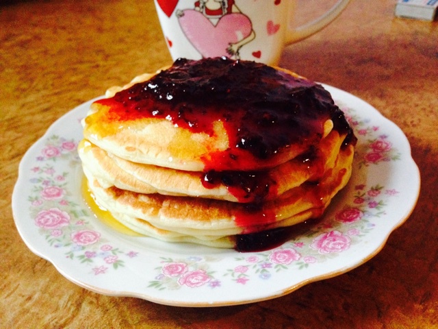 【酸奶松饼yogurt pancake】，搭上黑莓果酱和枫糖的美味。