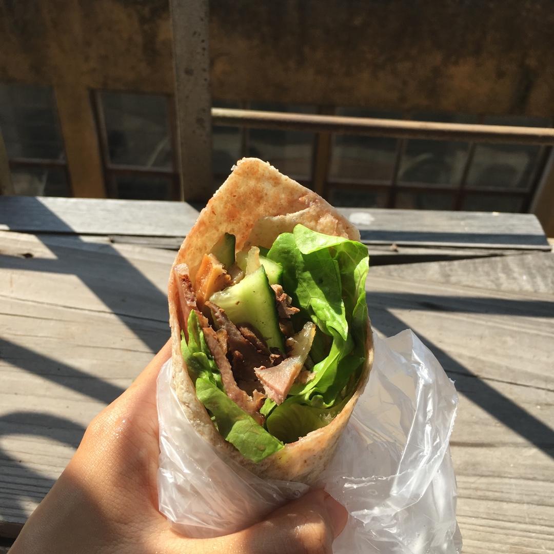 猴局长做的黑椒酱牛肉卷饼