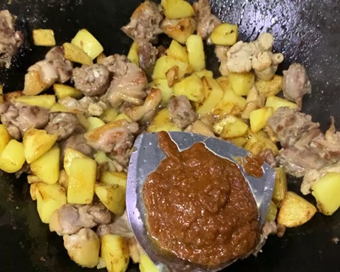 葱伴侣豆瓣酱焖土豆鸭的做法 步骤5