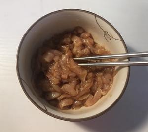 减肥可吃的杏鲍菇青瓜炒鸡胸肉的做法 步骤1