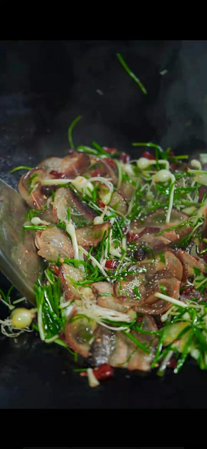 冬日必做的一道菜，野葱炒腊肉。的做法