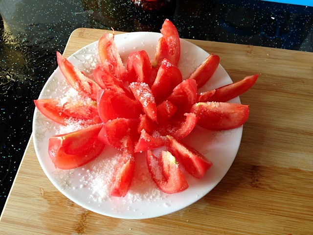 西红柿拌白糖的做法
