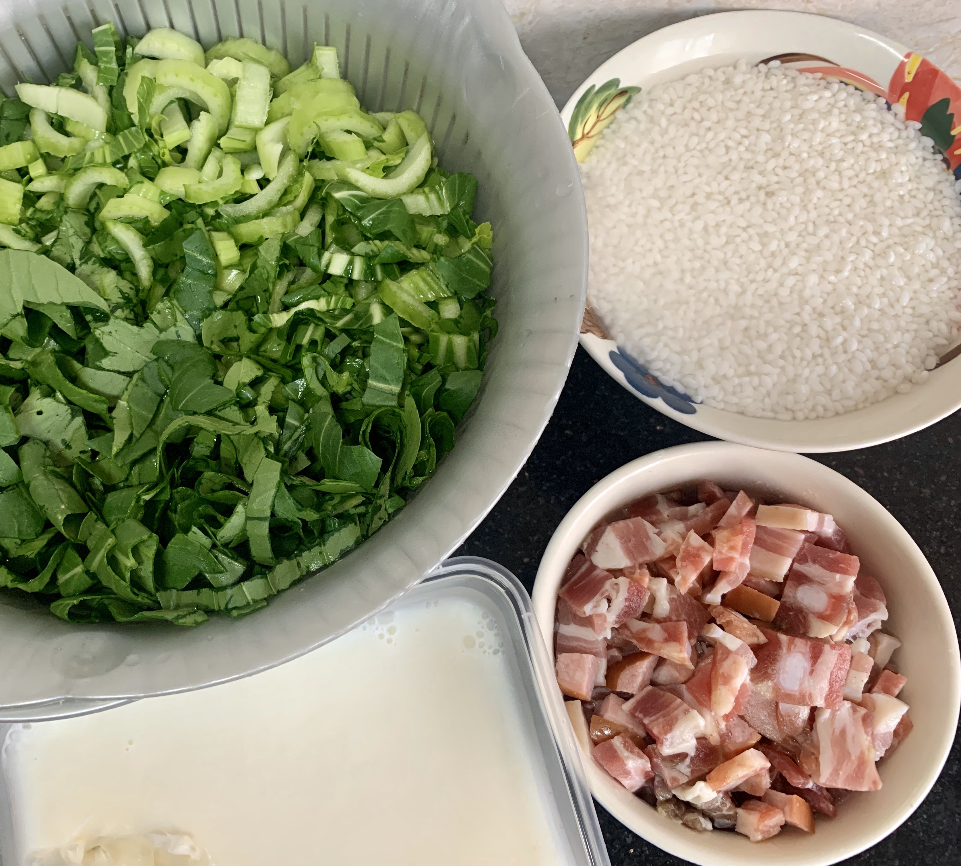 铸铁锅👉🏼成就了小盆友最爱的咸肉香肠菜饭！的做法 步骤1