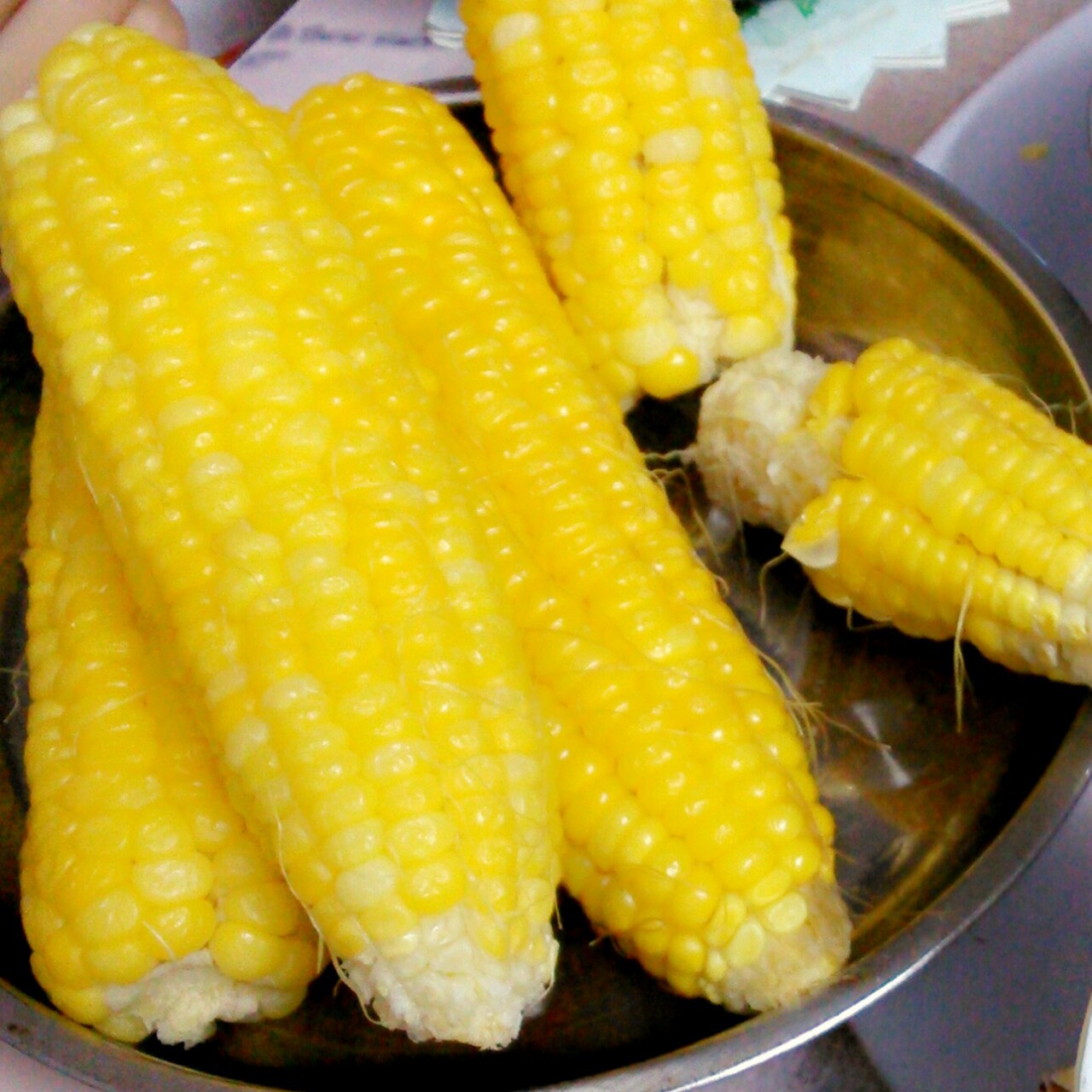刚煮熟的玉米照片图片