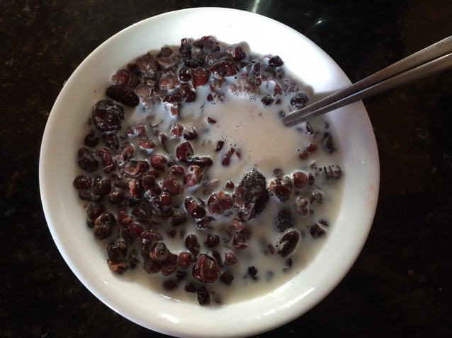 红枣红豆薏仁牛奶粥