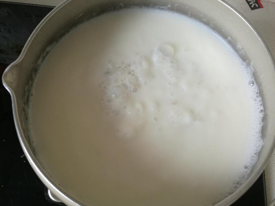 红枣红豆薏仁牛奶粥