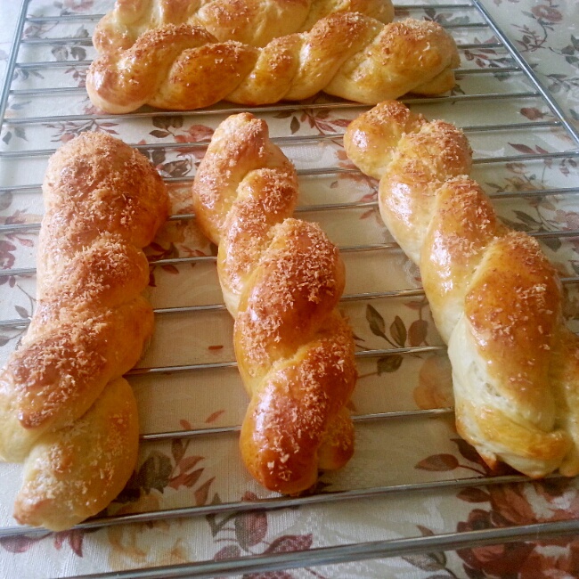 盖窝头做的椰蓉麻花面包