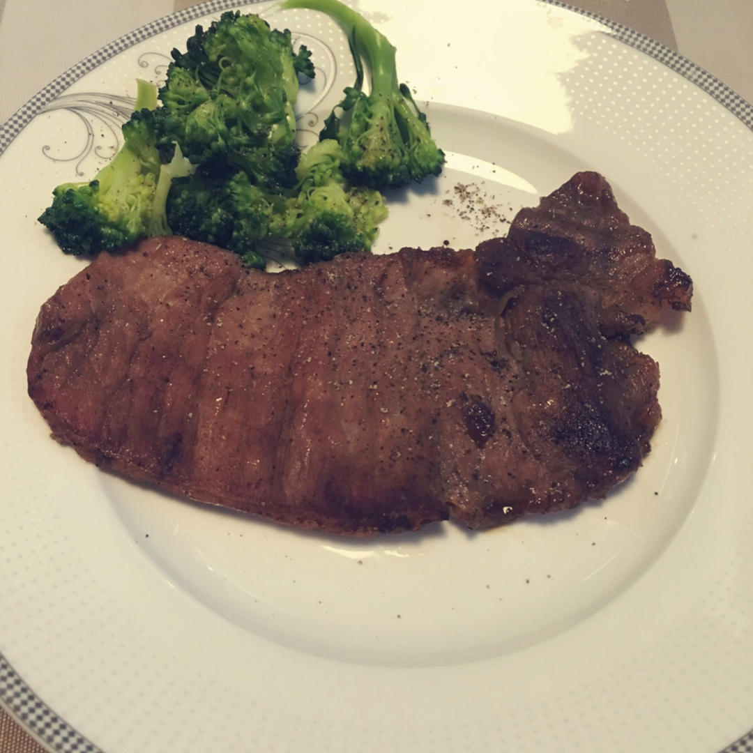 四分钟煎好一块鲜嫩多汁的牛排