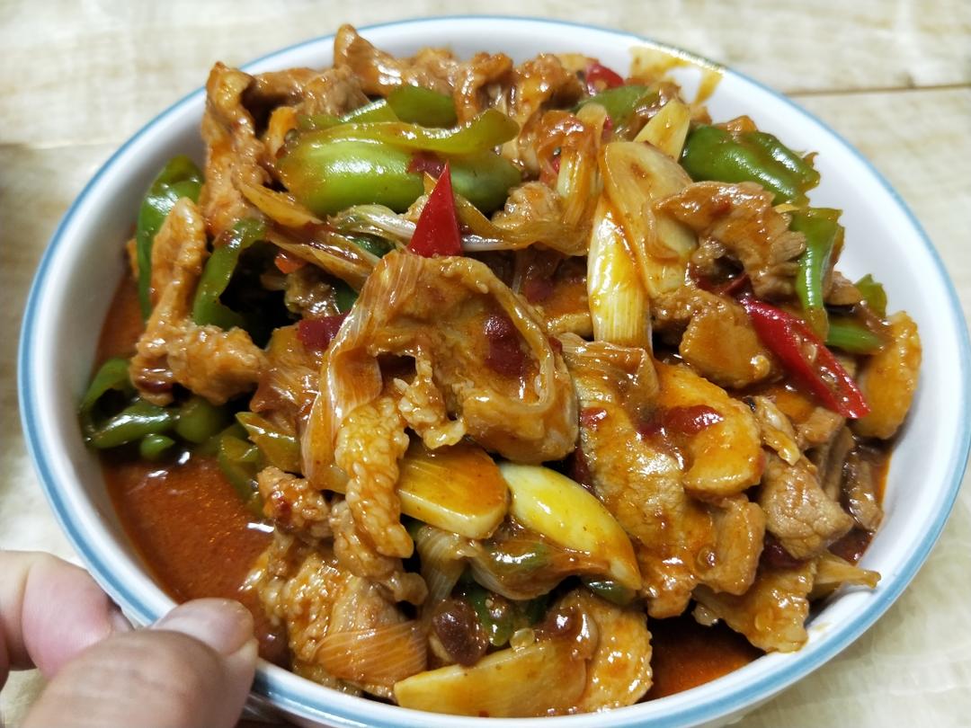 超级下饭米饭扒光光——葱爆五花肉片