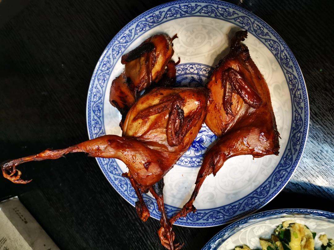 皮脆多汁的烤鹌鹑