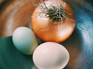 【一人食】洋葱炒鸡蛋的做法 步骤1