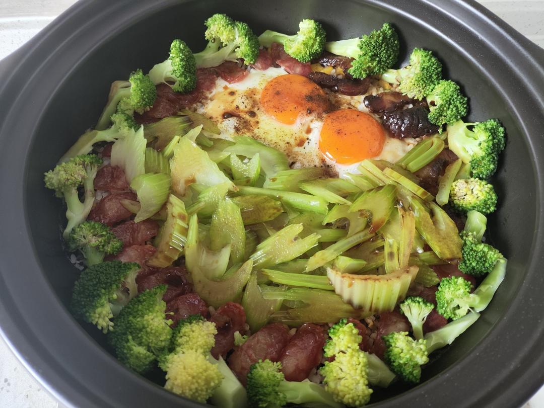 腊味煲仔饭，纯正砂锅版，有锅巴的哦