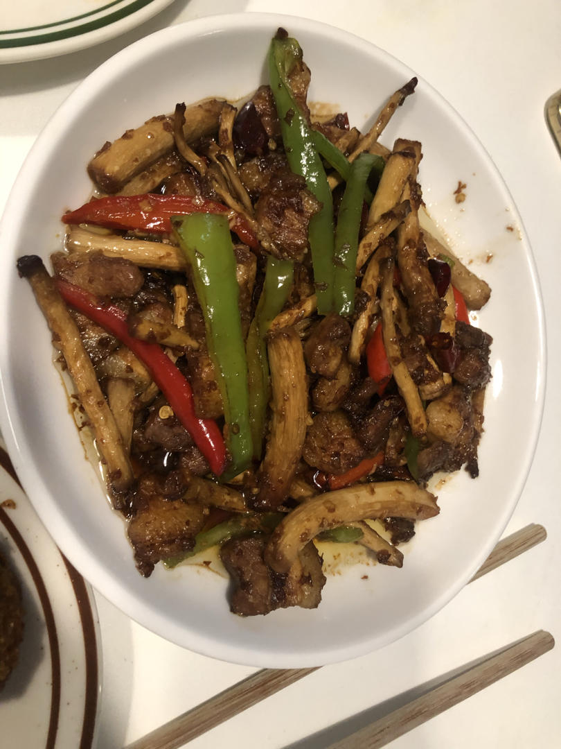 五花肉干锅茶树菇