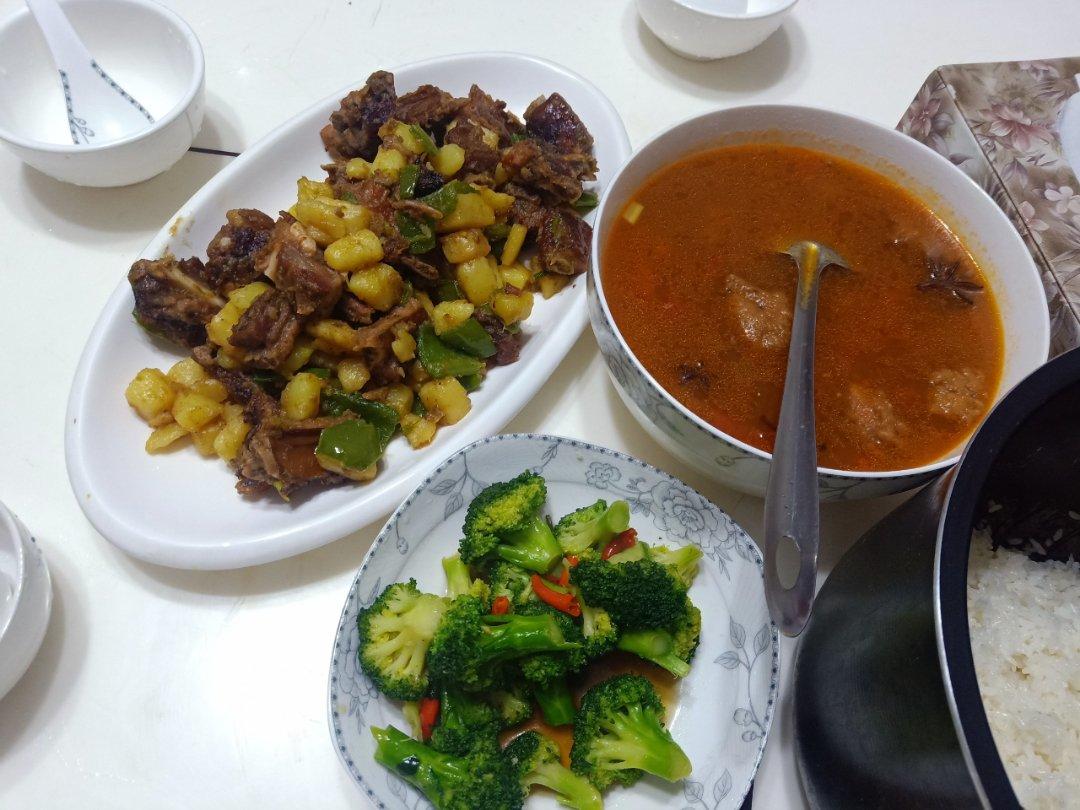 腊排焖洋芋：干香入味超下饭！