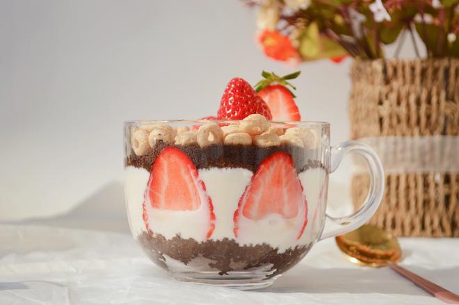 五分钟超快手甜品🍓网红奥利奥草莓酸奶杯的做法