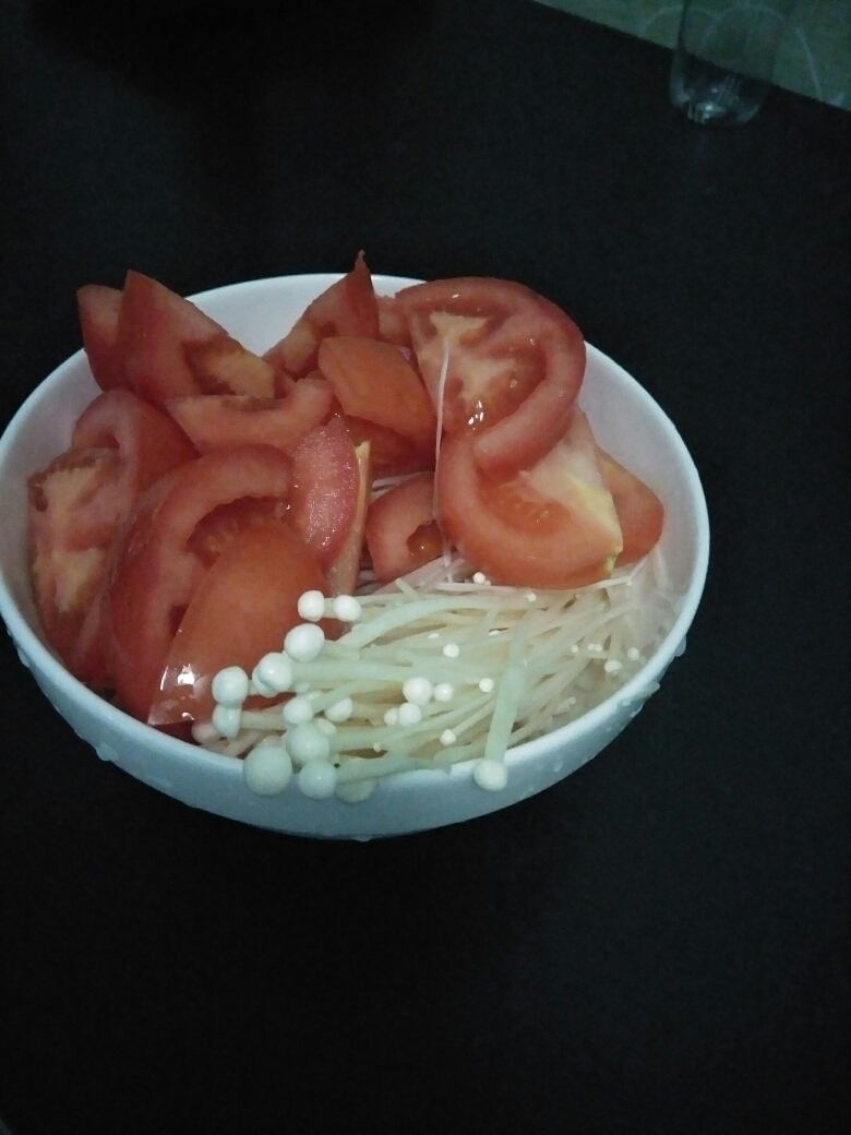 番茄金针菇面的做法 步骤1