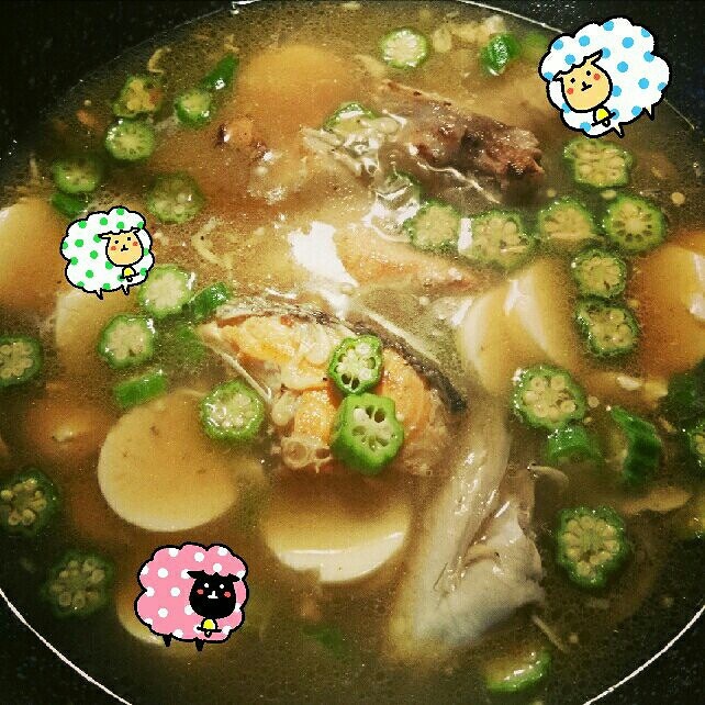 秋葵三文鱼头汤的做法