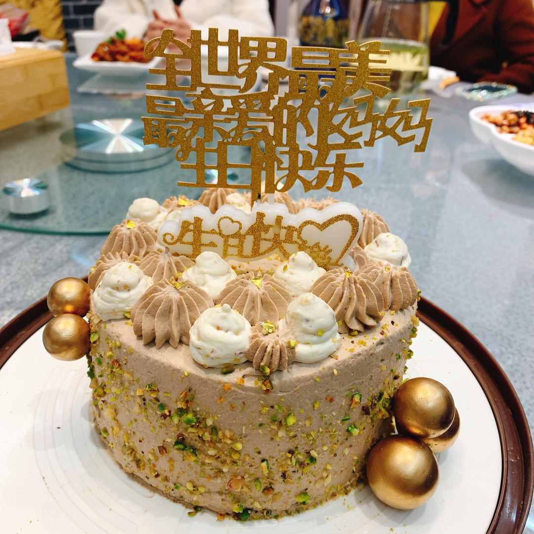 百利甜摩卡杏仁奶油蛋糕配海盐焦糖酱