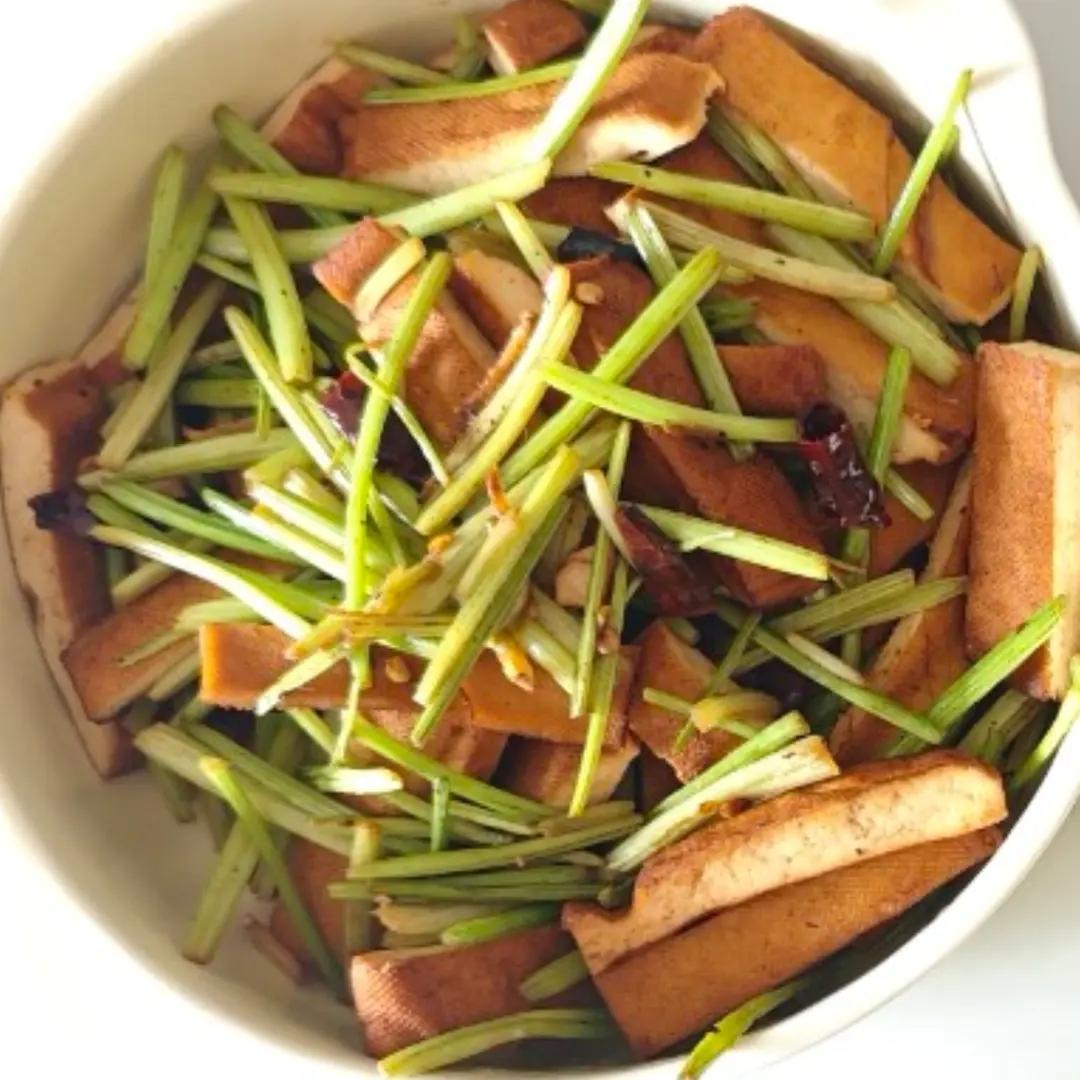 午餐晚餐简单快手下饭菜芹菜炒香干