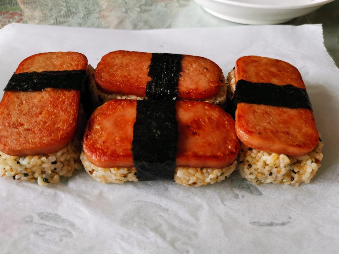 20秒学会超好看又好吃的午餐肉饭团，打工人早餐必备