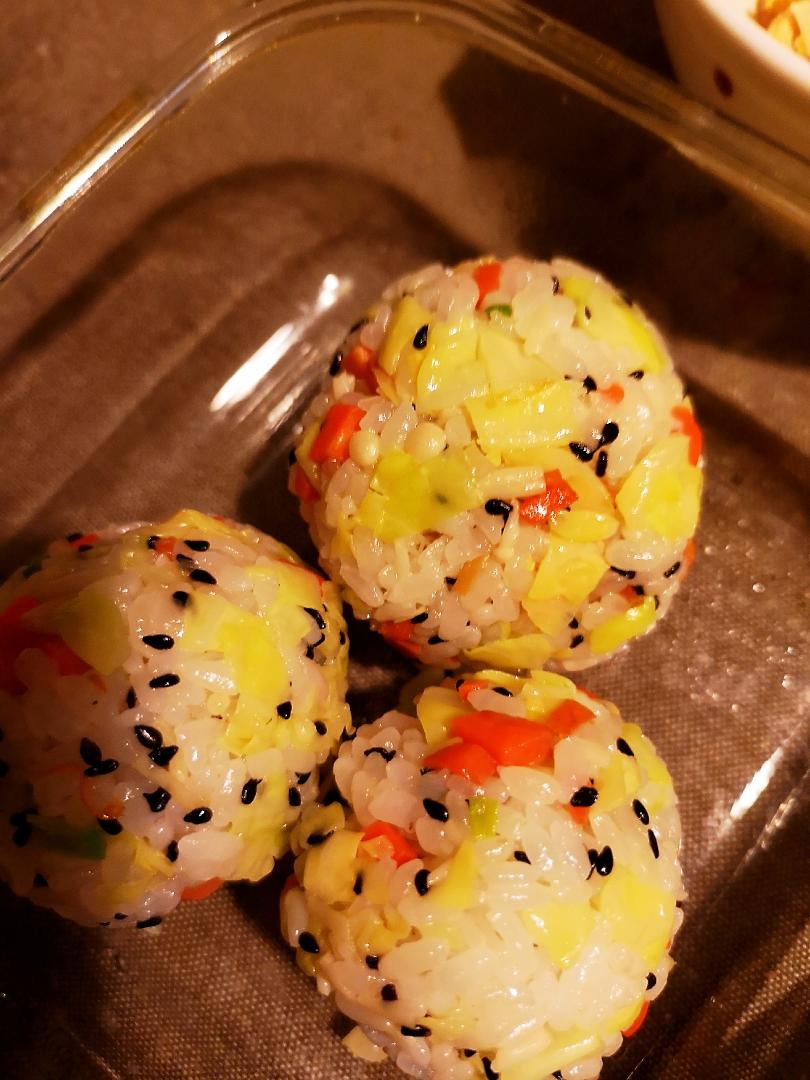 美味营养的寿司饭团