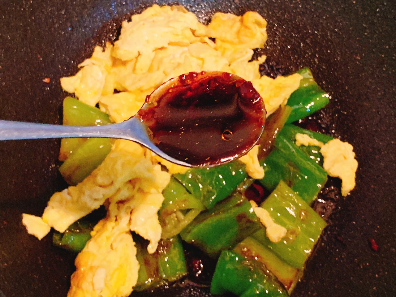 超级下饭的虎皮青椒炒鸡蛋，香辣入味的做法 步骤7
