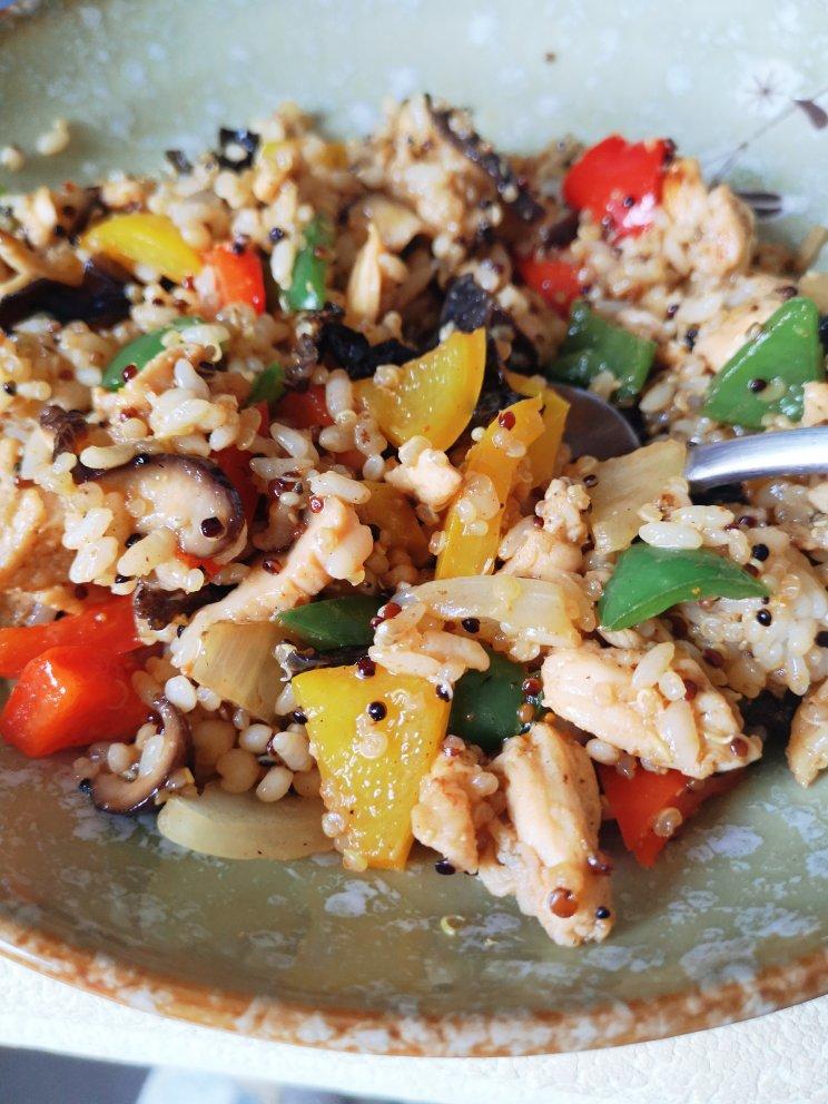 健身减重超级爱的藜麦杂蔬蛋炒饭