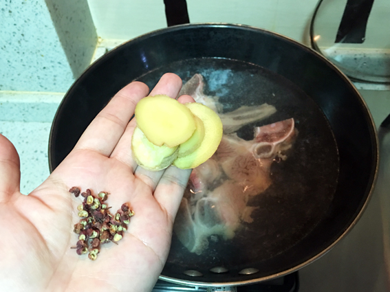 番茄牛骨萝卜汤的做法 步骤2