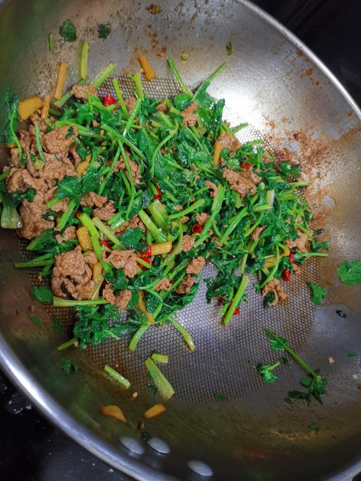 香菜炒牛肉的做法 步骤6